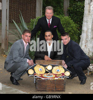 Le promoteur de boxe Frank Warren (en haut) avec James DeGale (au centre), Billy Joe Saunders (à gauche) et Frankie Gavin comme ils posent pour les médias à Frederick's, Islington, Londres. Banque D'Images