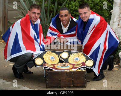 James DeGale (au centre), Billy Joe Saunders (à gauche) et Frankie Gavin se posent pour les médias à Frederick's, Islington, Londres. Banque D'Images