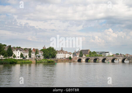 Vu de l'autre côté de la rivière de Maastricht Meuse avec pont Pont Saint-servais dans shot, Hollande, Europe Banque D'Images