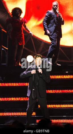 Barry Manilow se produit à la 02 Arena de Greenwich, Londres. Banque D'Images