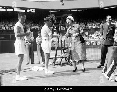 La duchesse de Kent félicite Jaroslav Drobny pour son grand combat, après avoir été battu par l'américain Ted Schroeder en finale. Banque D'Images