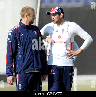 Andrew Flintooff et Steve Harmison, en Angleterre, lors d'une séance d'entraînement au stade Sheikh Zayed à Abu Dhabi, aux Émirats arabes Unis. PHOTO DE L'ASSOCIATION DE PRESSE, vendredi 5 2008 décembre. L'équipe de cricket de l'Angleterre passera trois jours d'entraînement à Abu Dhabi avant de décider de reprendre ou non sa tournée en Inde. Voir PA Story CRICKET England. Le crédit photo devrait se lire : Anthony Devlin/PA Wire. RESTRICTIONS : l'utilisation est soumise à des restrictions. . Aucune utilisation commerciale. Pour plus d'informations, appelez le +44 (0)1158 447447. Banque D'Images