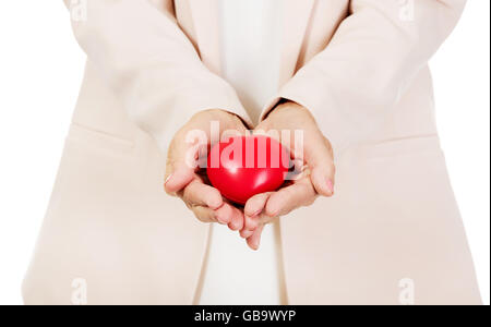 Woman holding heart model sur open palms Banque D'Images