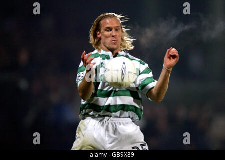 Football - Ligue des champions de l'UEFA - Groupe A - Olympique Lyonnais / Celtic. Johan Mjallby du Celtic en action Banque D'Images