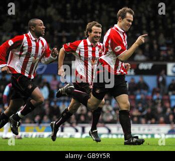 Football - Nationwide League Division One - West Ham United contre Sunderland.Jason McAteer, de Sunderland, célèbre l'objectif d'ouverture avec Jeff Whitley (l) et Marcus Stewart (c) Banque D'Images