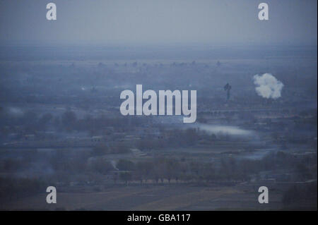 La fumée des incendies, des grenades de fumée et des armes se délpent dans une zone de combats entre les Taliban et l'Armée nationale afghane dans la région de Nawar, dans la province de Helmand, en Afghanistan. Banque D'Images