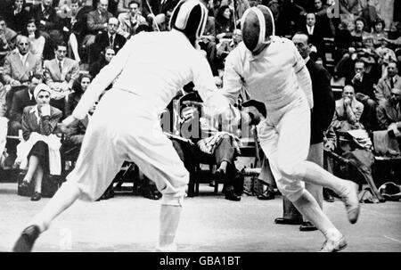 Aladar Gerevich, médaillé d'or de Hongrie (r) en action contre Médaillé d'argent Vicenzo Pinton d'Italie (l) Banque D'Images