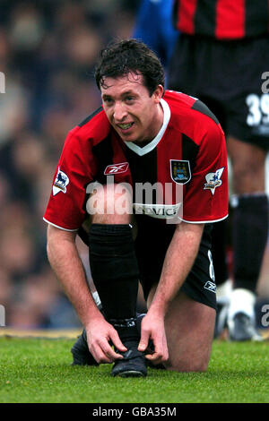 Football - FA Barclaycard Premiership - Portsmouth / Manchester City.Robbie Fowler de Manchester City attache ses lacets Banque D'Images