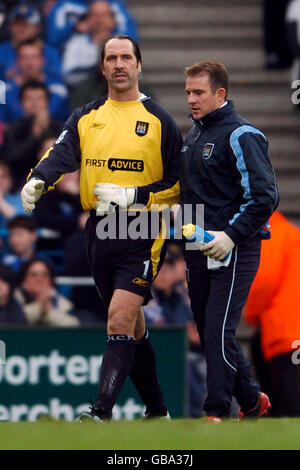 Le gardien de but de Manchester City, David Seaman, quitte le terrain après avoir été blessé son épaule Banque D'Images