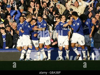 Football - Barclays Premier League - Everton / Sunderland - Goodison Park.Mikel Arteta d'Everton célèbre avec ses coéquipiers le premier but du match Banque D'Images