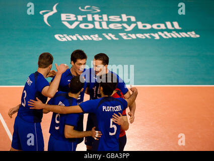 L'équipe de Grande-Bretagne fête la victoire lors du match du premier tour du Championnat du monde de la FIVB 2010 à l'Institut anglais du sport de Sheffield. Banque D'Images