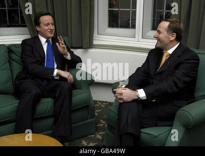 Le chef du Parti conservateur David Cameron (à gauche) rencontre le Premier ministre néo-zélandais John Key dans le bureau de M. Cameron au Parlement de Londres. Banque D'Images