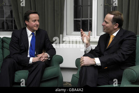 Le chef du Parti conservateur David Cameron (à gauche) rencontre le Premier ministre néo-zélandais John Key dans le bureau de M. Cameron au Parlement de Londres. Banque D'Images