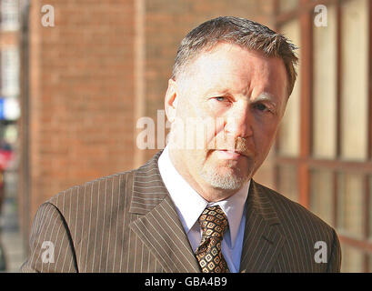 L'ancien champion du monde de boxe Steve Collins arrive aux quatre tribunaux de Dublin où il a dû frapper un portier qui ne l'a pas reconnu et lui a refusé l'entrée à un combat. Banque D'Images