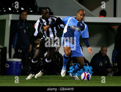 Football - Coca-Cola football League 2 - Notts County / Wycombe Wanderers - Meadow Lane.Jonathan forte du comté de Notts et Lewis Hunt de Wycombe Wanderers Banque D'Images