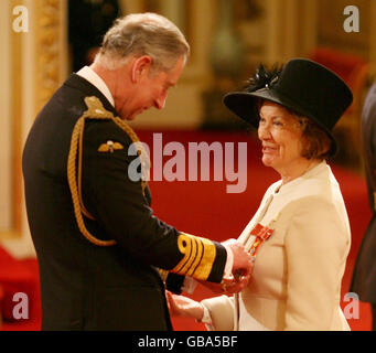 Dame Joan Bakewell, l'une des plus grandes femmes diffuseurs de Grande-Bretagne, est nommé Dame Commander par le Prince de Galles pour les services au journalisme et aux arts, à l'intérieur de la salle de bal à Buckingham Palace, Londres. Banque D'Images