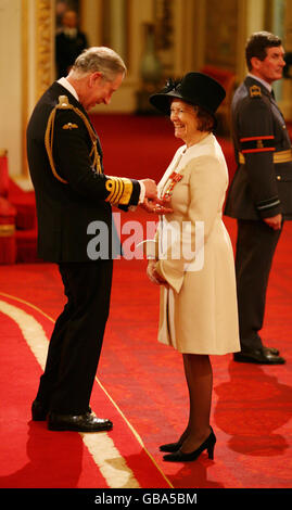 Dame Joan Bakewell, l'une des plus grandes femmes diffuseurs de Grande-Bretagne, est nommé Dame Commander par le Prince de Galles pour les services au journalisme et aux arts, à l'intérieur de la salle de bal à Buckingham Palace, Londres. Banque D'Images