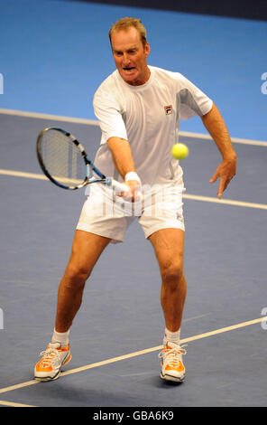 Tennis - BlackRock Tour des champions 2008 - première journée - le Royal Albert Hall.Peter McNamara en action pendant son double match Banque D'Images