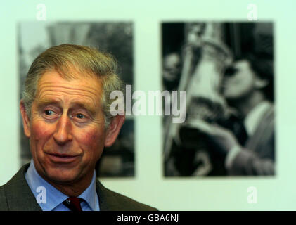 Le Prince de Galles parle devant une photo de Sir Bobby Robson embrassant la coupe FA lors d'une visite du Prince's Trust au club de football d'Ipswich Town, Ipswich, Suffolk. Banque D'Images