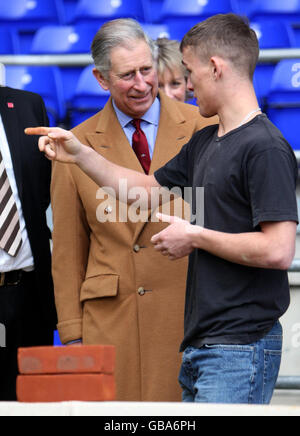 Le Prince de Galles discute avec un étudiant de Princes Trust lors d'une visite du partenariat de Prince's Trust avec le Ipswich Town Community Trust au club de football Ipswich Town, Ipswich, Suffolk. Banque D'Images