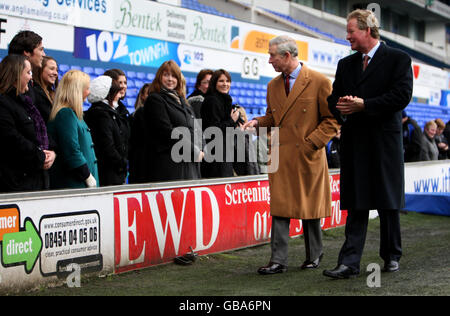 Le Prince de Galles se promène aux côtés de David Sheepshanks, président du club du FC de la ville d'Ipswich, lors d'une visite du Prince's Trust au club de football de la ville d'Ipswich, à Ipswich, dans le Suffolk. Banque D'Images