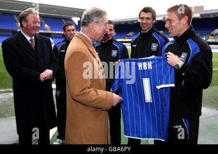 Le Prince de Galles reçoit un maillot de football Ipswich Town par le capitaine du Club Richard Naylor et (de gauche à droite) le président du Club David Sheepshanks, les joueurs Moritz Voltz, David Wright et le capitaine de l'équipe Gareth McAuley, lors d'une visite du Prince's Trust au club de football Ipswich Town, Ipswich, Suffolk. Banque D'Images