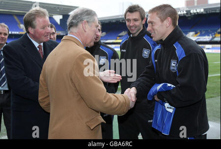 Le Prince de Galles reçoit un maillot de football d'Ipswich Town par le capitaine du Club Richard Naylor lors d'une visite du Prince's Trust au club de football d'Ipswich Town, Ipswich, Suffolk. Banque D'Images