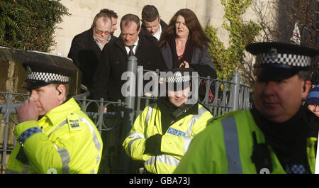 Le père de Vicky Hamilton, Michael Hamilton, et d'autres membres de sa famille quittent le tribunal du shérif de Dundee pour une pause déjeuner pendant le procès de Peter Tobin, qui a été reconnu aujourd'hui coupable du meurtre de Vicky Banque D'Images