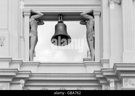 Les Statues d'une colonne de Bell dans la cathédrale de Leon, Nicaragua Banque D'Images