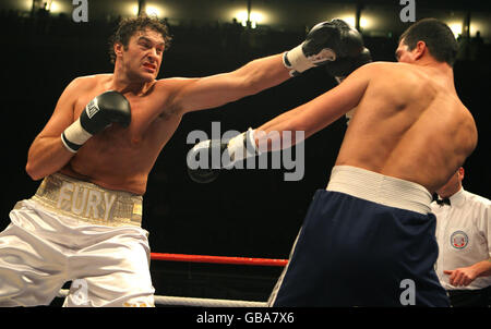 Tyson Fury (à gauche) de Grande-Bretagne à l'attaque contre Bela Gyongyosi de Hongrie lors de ses débuts professionnels lors de sa première victoire au Trent FM Arena, Nottingham. Banque D'Images