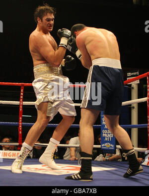 Tyson Fury (à gauche) de Grande-Bretagne à l'attaque contre Bela Gyongyosi de Hongrie lors de ses débuts professionnels lors de sa première victoire au Trent FM Arena, Nottingham. Banque D'Images