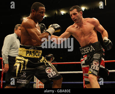 Carl Froch (à droite) de la Grande-Bretagne contre Jean Pascal du Canada lors du match du titre de super-midlewhuit WBC à la Trent FM Arena, Nottingham. Banque D'Images