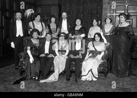 Dîner au George Edwardes à l'hôtel « O.P » Club. Rangée avant, de gauche à droite ; Phyllis Broughton, Edmund Payne, Gertie Millar, Edward Royce, Evie Greene. Back Row, de gauche à droite ; A.F Robbins (qui a présidé le dîner), Gladys Homfrey, Julia James, George Grossmith, Mlle Caumont, Rosie Begarnie, Thelma Raye et A.F Robbins. Banque D'Images