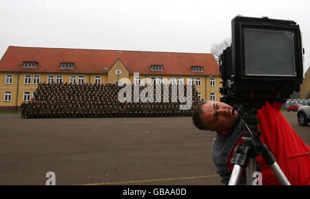 Les soldats des Royal Scots Dragoon Guards ont leur photographie régimentaire prise après leur retour de leur déploiement en Afghanistan à la caserne Wessex à Bad Fallingbostel, en Allemagne. Banque D'Images