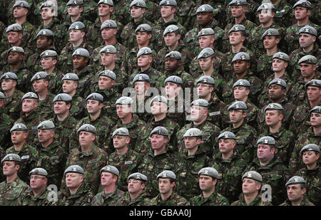 Les soldats des Royal Scots Dragoon Guards ont leur photographie régimentaire après leur retour de leur déploiement en Afghanistan à la caserne Wessex à Bad Fallingbostel, en Allemagne. Banque D'Images