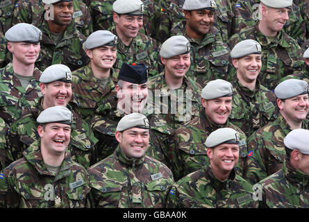 Pipe Major Ross Munro, centre, en attendant que la photographie régimentaire soit prise des Royal Scots Dragoon Guards après leur retour de leur déploiement en Afghanistan à la caserne Wessex à Bad Fallingbostel, Allemagne. Banque D'Images