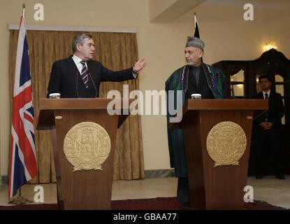 Le Premier ministre Gordon Brown et le président afghan Hamid Karzaï lors d'une conférence de presse à Kaboul, en Afghanistan, lors de la visite surprise de M. Brown dans la région. Banque D'Images