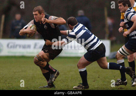 Rugby Union - Scottish Hydro Electric Premiership Division One - Ayr v Heriots - Milbrae.Andy Dunlop d'Ayr s'attaque à Alan Dymock d'Heriot lors du match de la Scottish Hydro Electric Premiership Division One à Milbrae, Ayr. Banque D'Images