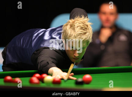 Neil Robertson lors de la 2ème partie contre Stephen Maguire lors du championnat britannique de Maplin au Centre International, Telford. Banque D'Images