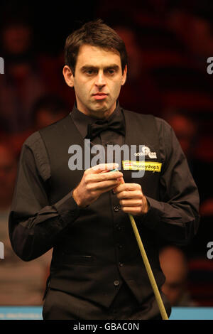 Ronnie O'Sullivan lors de la 2ème partie contre Joe Perry qui remporte les 4 premières images de la dernière session pendant le championnat britannique de Maplin au Centre International, Telford. Banque D'Images