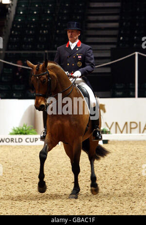 La circonscription de Richard Davison en Grande-Bretagne Artemis est en compétition avec le qualificatif de dressage de la coupe du monde de l'IFI lors du spectacle équestre international de Londres à Olympia, Londres. Banque D'Images