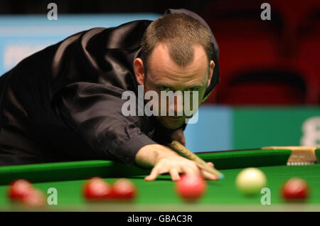 Mark Williams lors de la 2ème partie contre Graeme Dott pendant le championnat britannique de Maplin au Centre International, Telford. Banque D'Images