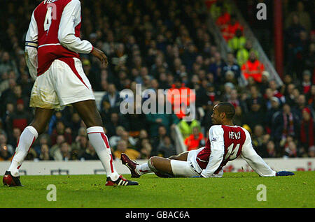 Soccer - FA Barclaycard Premiership - Arsenal / Wolverhampton Wanderers.Thierry Henry d'Arsenal regarde alors que son tir entre pour ses côtés 2ème but contre Wolverhampton Wanderers Banque D'Images