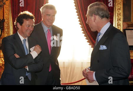 Le Prince de Galles rencontre le Dr Tony Hayward, (à gauche) Directeur général du Groupe de British Petroleum, et David Blood, (au centre) partenaire principal de Generation Investment Management, au Prince's Accounting for Sustainability Forum de Clarence House. Banque D'Images