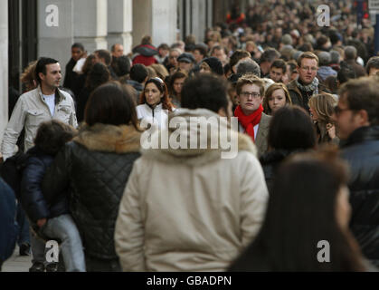 Les acheteurs de Noël.Shopping sur Regent Street à Londres, le dernier samedi avant Noël. Banque D'Images