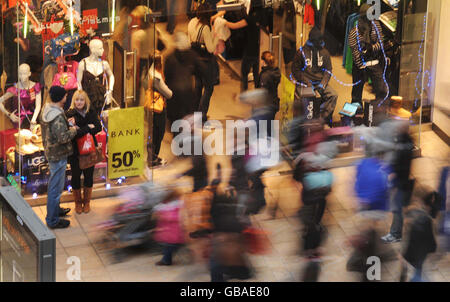 Les acheteurs de Noël.Shopping à Cabot Circus à Bristol, le dernier samedi avant Noël. Banque D'Images