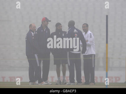 Cricket - deuxième test - troisième jour - Inde / Angleterre - Punjab Cricket Association Stadium - Mohali - Inde.Les joueurs attendent le début du jeu car le brouillard retarde le troisième jour du deuxième test au stade de l'Association de cricket du Punjab, à Mohali, en Inde. Banque D'Images