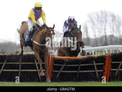 Carole's Legacy, criblé par le jockey Barry Geraghty (à gauche), saute le dernier, suivi de plus de soixante criblés par le jockey Robert Thornton (derrière), alors qu'il remporte l'épreuve de course « National Hunt » novices » de l'E.B.F./ Robert Alner Fund Mares lors du Hennessy Winter Festival à l'hippodrome de Newbury, Berkshire. Banque D'Images