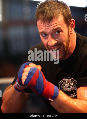 Boxe - Enzo Maccarinelli exercice - Enzo Calzaghe Gym.Enzo Maccarinelli lors d'une séance d'entraînement au gymnase Enzo Calzaghe, Abercarn. Banque D'Images