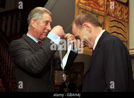 Le Prince de Galles avec Roger de Haan CBE, alors qu'il lui présente les médailles du Prince de Galles pour la philanthropie artistique à Clarence House, dans le centre de Londres. Banque D'Images